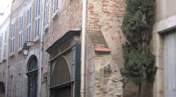 Batiment de R+2 avec 7 fenetres en étage et un grand porche en rez de chaussée