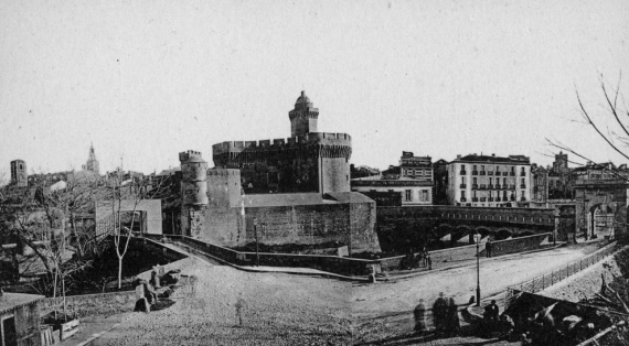 A gauche le pont d'ane enjambant la Basse;à gauche le pont éclusé d'avall ;au milieu le castillet et son baluard.