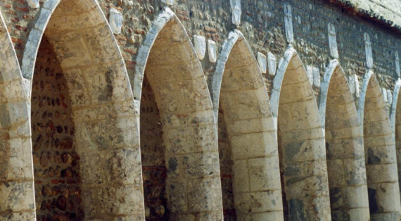 Les niches d'enfeux avec arc en ogive;blasons des familles des défunts sur les murs