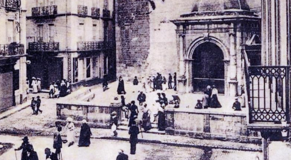 Ancien parvis de la Cathédrale:surélevé de 3 marches par rapport à la place il comportait aussi 2 statues